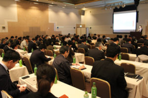 ５０人が会場を埋めた